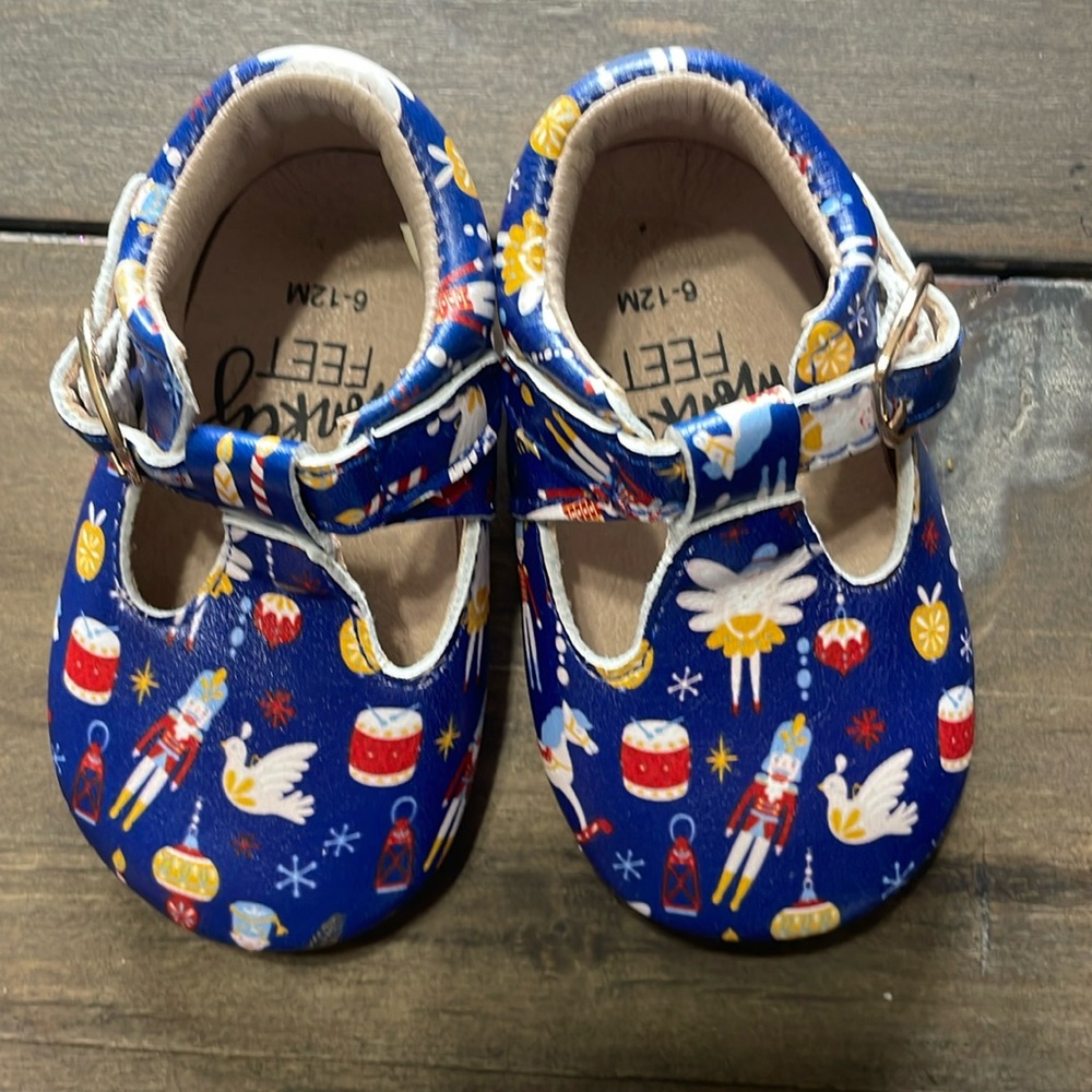 Monkey feet excellent condition - nutcracker Christmas
6-12m